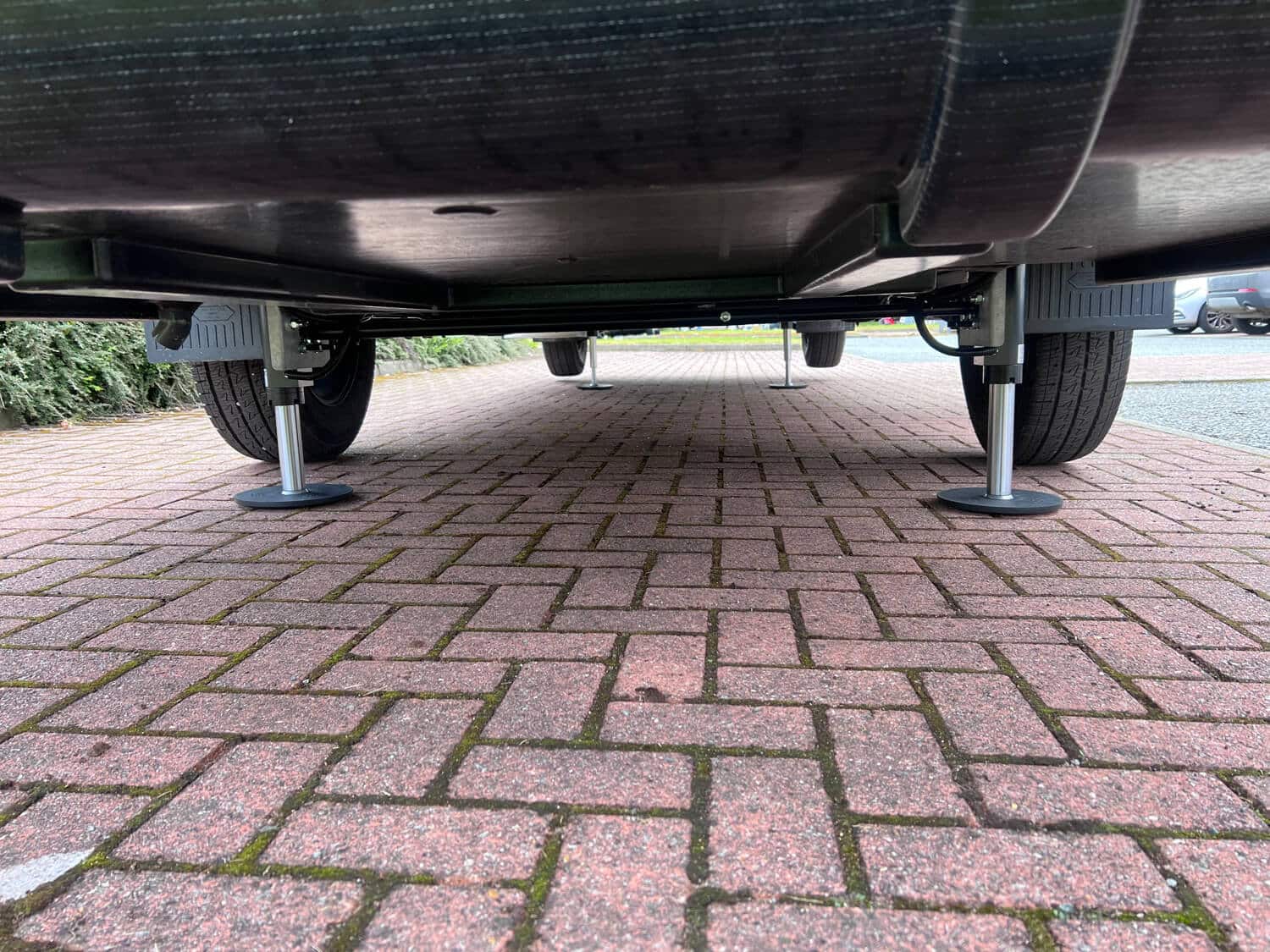 Motorhome levelling jacks installed on a HPC Mercedes Sprinter Hymer b-mc-i-600 3